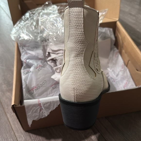 NIB free people Coconuts by Matisse
Cavalier Western Bootie 7.5 - Picture 5 of 6